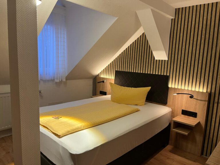 Hotelzimmer französisches Bett